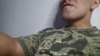 солдат остался один, пока его товарищи ушли, он мастурбирует и кончает на свою кровать