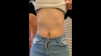 mostrandoti il mio corpo. Ragazza mostra le sue tette in un bagno