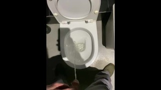 Ich pinkle in einer Bar unbedingt nach einem Liter Bier :))