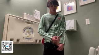 Modelo gay se masturba dentro del baño público del dentista!