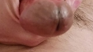 Masturbándose con el porno lésbico y cumming