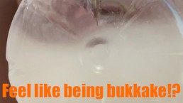 アングルを変えてまたペットボトルに大量射精