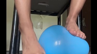 Ebony pés e um balão azul