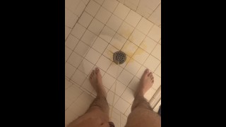 Chico meando en la ducha