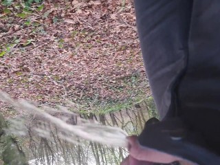 Моча в лесу