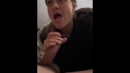吮吸我继兄弟的鸡巴，玩弄精液