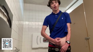 Modelo gay se masturba dentro del baño público de la universidad! *Casi me pillan*