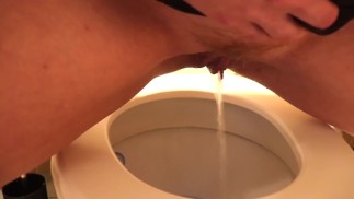 КРУПНЫМ ПЛАНОМ | Красивая милфа писает в унитаз