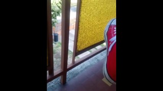 Dildo a doppia estremità nel culo sul balcone