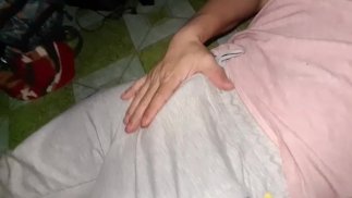 Ein einfacher Mann, der nach einem langen Tag Spaß hat