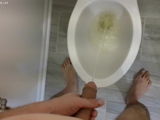 トイレで放尿naked