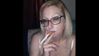 Milf super quente fuma enquanto dá um bj - vídeo completo onlyfans@misterwetfun