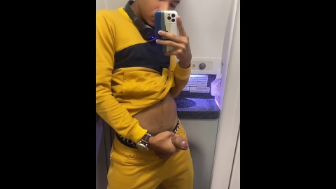 Me mastube en el baño del avión y exploté mi leche