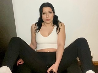 Hübsches Spanisches Mädchen Masturbiert in Lululemon Gym Leggings