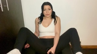 Mooi Spaans meisje masturbeert in legging van Lululemon Gym