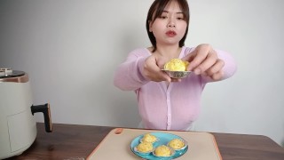 A beleza peituda sexy usa fritadeira de ar para fazer tortas de ovo e bolas de arroz glutinosas