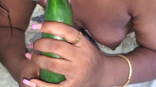 Grote komkommer 🥒 sperma in mijn mond 👄