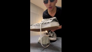 Немецкий красавчик лижет и трахает его кроссовки Vans, кончает и слизывает сперму с туфель