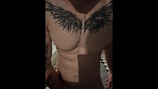 Tattoセクシーな筋肉質の男性うめき声