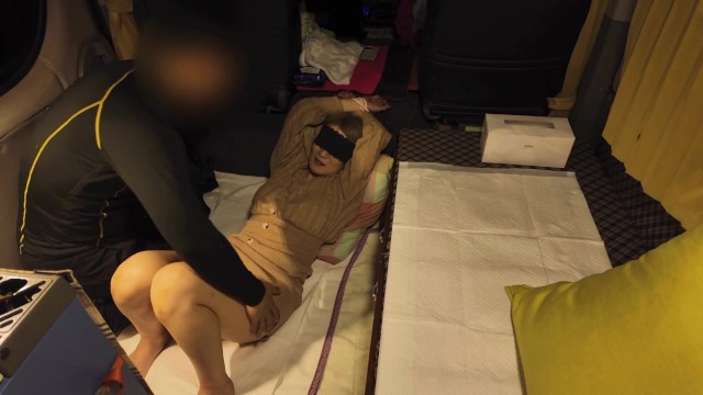 【個人撮影】駐車場の車内に知り合いを呼び出し妻を寝取らせ旦那が撮影した素人夫婦の投稿映像が生々しい！