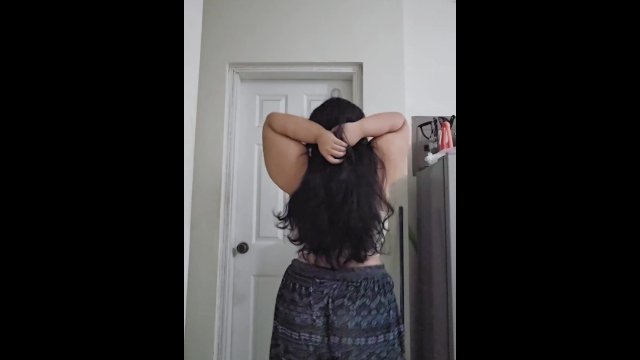Chubby Latina shaking her ass
