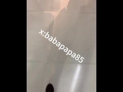 短裙OL在人来人往的超市门口脱下内裤 - Screenshot 5 of 16 - 骚货