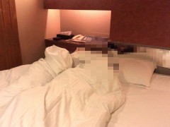 【リアルカップル】彼女は彼氏の手マンで気持ちよくなりすぎて、下品に股を広げながら感じまくります💕 - Screenshot 1 of 16 - M女