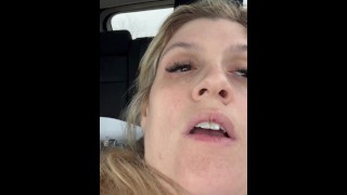 Chica masturbándose con juguete nuevo en el coche en público