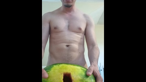 Ik neuk een watermeloen terwijl ik me voorstel dat het jouw grote kont is