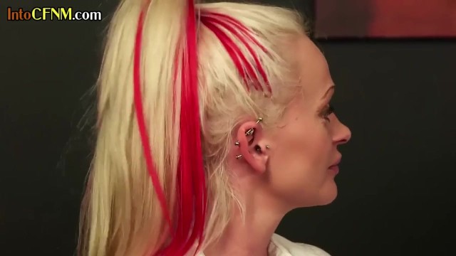 英国のCFNMフェムドム女性はグループでコックを吸って、ジャークします