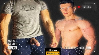 L'étalon colombien montre ses énormes biceps et finit par caresser son pénis