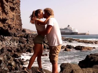 Beautiful Couple En Love S’Embrasse Passionnément Sur Une île Isolée