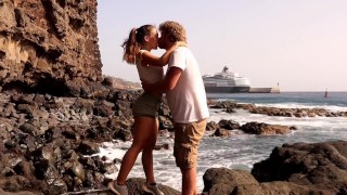 Beautiful pareja en Love besándose apasionadamente en una isla remota