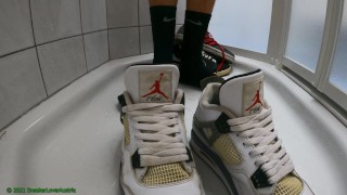 Йогурт, кроссовки Nike Jordan 4, кроссовки Adidas Neo и черные носки Nike (Cam2)