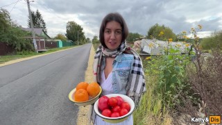 Деревенская девушка предложила фрукты и показала свою теплицу