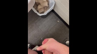 Cumming nel lavandino al lavoro(solo ventilatori thustin69)
