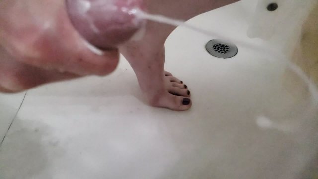 Jessie Cums on the Floor in the Tub