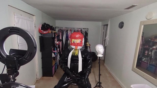 Kigurumi in heavy rubber breathplay rebeathing air from their suit