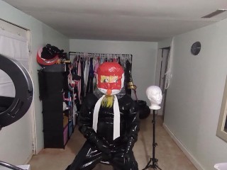 Kigurumi 穿着厚重的橡胶呼吸法，从他们的西装中呼吸空气