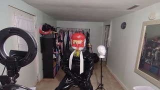 Kigurumi en un intenso juego de respiración de goma rebeathing aire de su traje