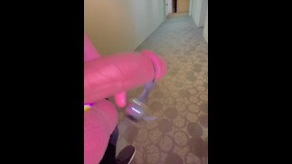 Публичная нагота | Эксгибиционист осматривает свой жилой комплекс | Массивный член и толстые сочные яйца