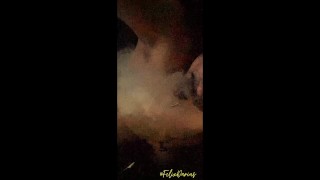 Félix fumando no carro