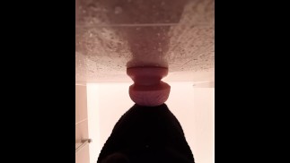 Парень в маске сосет фаллоимитатор