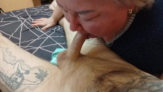 la suocera si masturba il mio cazzo con le sue mutandine, succhia il cazzo e io vengo sulle sue mutandine
