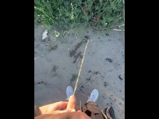 在公共海滩上撒尿，每个人都在看