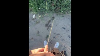 在公共海滩上撒尿，每个人都在看