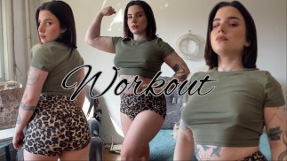 Heißer großer Hintern tätowiert Modell Yoga Fitness hüpfende Brüste
