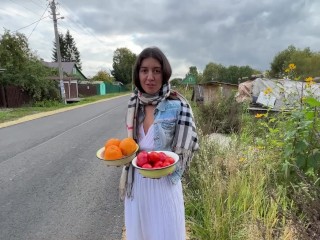 J’ai Demandé à L’agricultrice De me Montrer Comment Elle Cultive Des Fruits et Légumes Juteux...