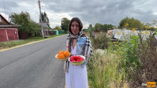 Le pedí a la granjera que mostrara cómo cultiva frutas y verduras jugosas...