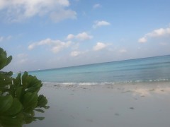 Нудистка в песке на Океане 16/16